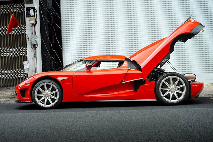 Dù chỉ đánh từ showroom ra trước để đậu, nhưng việc siêu xe Koenigsegg CCX "tắm nắng" cũng giúp cho giới mê xe được nhìn ngắm 1 trong các siêu phẩm hypercar hiếm có khó tìm ở Việt Nam hiện nay.