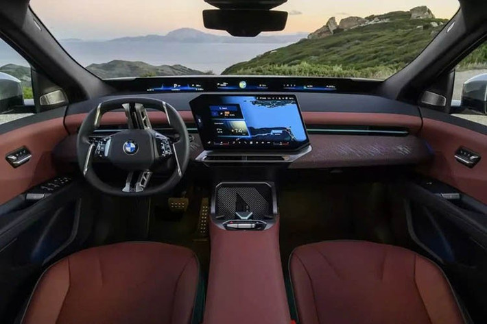 Lần đầu tiên trên một chiếc BMW, ConnectedDrive Store cũng sẽ cung cấp ứng dụng YouTube Music, cho phép truy cập hơn 300 triệu bản nhạc, bao gồm các bản thu âm chính thức, bản phối lại, các buổi biểu diễn trực tiếp và các bản cover hiếm.