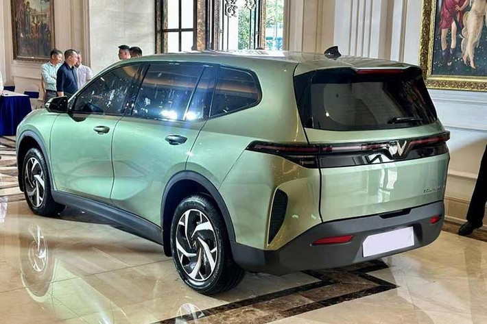 Với hàng loạt nâng cấp đáng giá từ mâm xe, đèn LED, cho đến nội thất tiện nghi và vô-lăng đa chức năng, chắc chắn VinFast Limo Family sẽ có mức định giá khác biệt so với người tiền nhiệm. Hiện tại, VinFast Limo Green đang có giá niêm yết khoảng 749 triệu đồng.