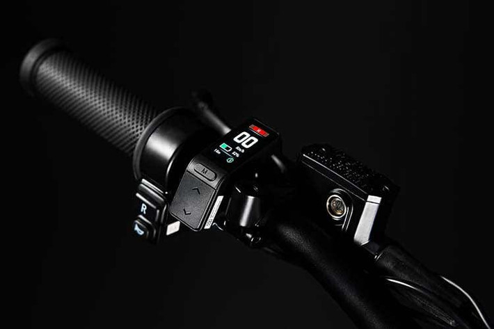 Nhà sản xuất cũng đưa tới cho mẫu xe cào cào điện Talaria Komodo Komodo 2026 bộ giảm xóc với hành trình tới 254 mm nhờ đó đảm bảo khả năng kiểm soát tốt khi di chuyển trên đa dạng địa hình.