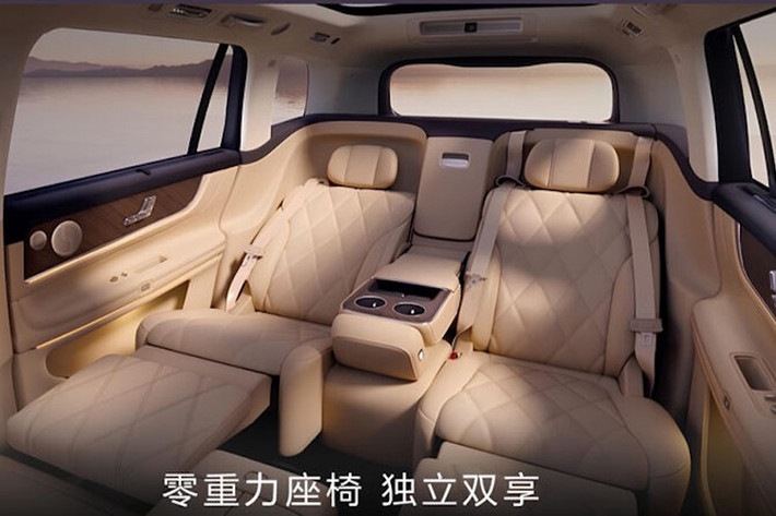 Phiên bản Aito M9 EREV 4 chỗ ngồi dùng hệ động lực hybrid dẫn động điện, động cơ xăng làm máy nổ EREV được trang bị pin 52kWh, cho phạm vi hoạt động 266 km (đo theo chuẩn CLTC).