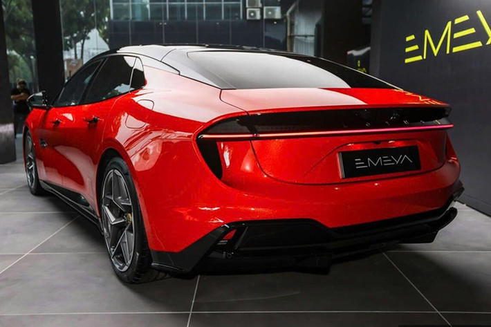 Mẫu xe này được trang bị bộ pin có dung lượng 102kWh, kết hợp với hộp số hai cấp, phạm vi di chuyển theo chu trình thử nghiệm của CLTC Trung Quốc có thể đạt tới 600 km.