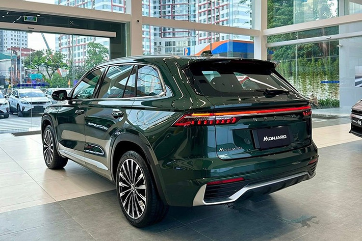 Geely Monjaro – SUV cỡ D đậm chất công nghệ Geely Monjaro thu hút sự chú ý vì là đối thủ cạnh tranh của những mẫu SUV hạng D như Hyundai Santa Fe, Kia Sorento và Mazda CX-8 tại Việt Nam. Tại thị trường nội địa, xe được biết đến với cái tên Geely Xingyue L. Geely Monjaro sở hữu kích thước dài x rộng x cao lần lượt 4.770 x 1.895 x 1.689 mm và chiều dài cơ sở 2.845 mm.