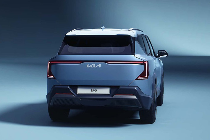 Điểm trừ lớn nhất hiện nay của EV5 tại châu Âu chính là việc thiếu vắng tùy chọn dẫn động bốn bánh toàn thời gian (AWD). Kia xác nhận phiên bản AWD với công suất 308 mã lực, cũng như phiên bản hiệu suất cao EV5 GT, sẽ không xuất hiện trước năm 2026.