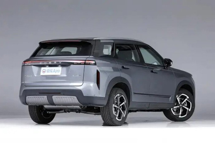 Chery Tiggo 7 Sport mới có giá khởi điểm 87.900 Nhân dân tệ (khoảng 307 triệu đồng) ở thị trường Trung Quốc. Con số tương ứng của Chery Tiggo 7 Plus được niêm yết ở mức 91.900 Nhân dân tệ (khoảng 321 triệu đồng). Chery định vị Tiggo 7 Sport nhưa lựa chọn năng động, hướng đến giới trẻ. Trong khi đó, Tiggo 7 Plus vốn thiên về phong cách gia đình.