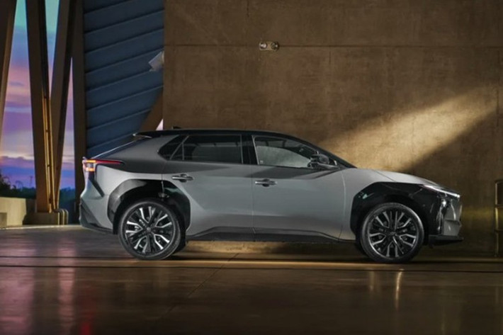 Về ngoại hình, Toyota bZ4X 2026 được phát triển trên nền tảng e-TNGA dành riêng cho ôtô điện. Xe có kích thước dài x rộng x cao lần lượt là 4.690 x 1.860 x 1.650 mm, trục cơ sở 2.850 mm. Xe mang dáng vẻ hiện đại với ngôn ngữ tạo hình sắc nét.