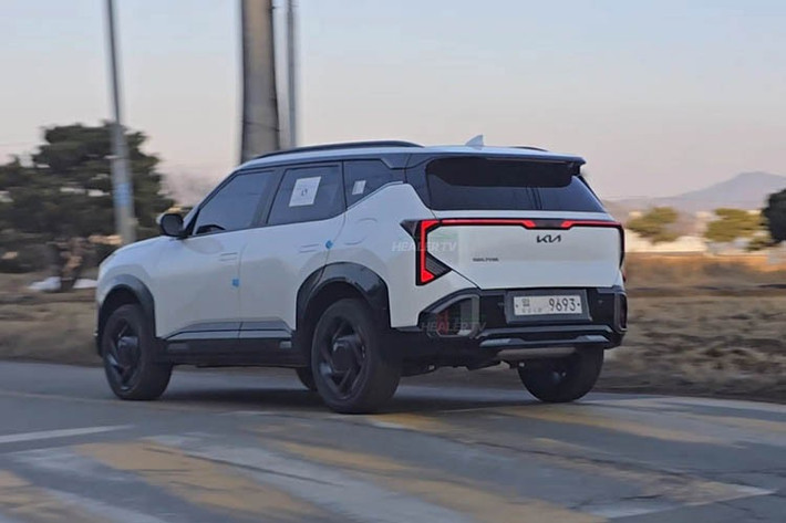 Mới đây, phiên bản Kia Seltos X Line 2027 – được định vị là phiên bản mang phong cách thể thao, cá tính hơn – đã bất ngờ bị bắt gặp chạy thử ngoài đường phố tại Hàn Quốc. Những hình ảnh thực tế đầu tiên do kênh Healer TV ghi lại đã nhanh chóng thu hút sự chú ý của cộng đồng mê xe.