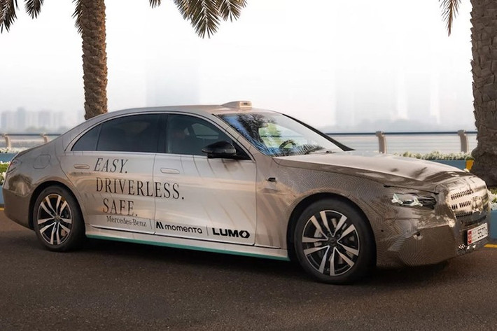 Dự kiến taxi tự lái của Mercedes-Benz sẽ được ra mắt vào tháng 1/2026 nếu các thông tin rò rỉ là chính xác, hãng đã khéo léo hé lộ phiên bản S-Class nâng cấp thông qua một loạt xe thử nghiệm S-Class với tính năng "kỷ nguyên mới của lái xe tự động": trải nghiệm robotaxi cấp độ 4 theo tiêu chuẩn SAE.