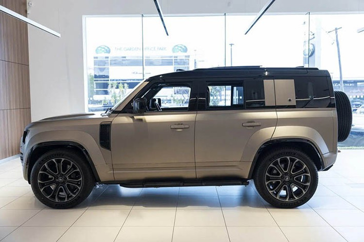 Theo thông tin ghi nhận, một chiếc xe SUV địa hình hạng sang Land Rover Defender OCTA đã được đưa về Việt Nam trong tháng 11/2025 theo diện nhập khẩu chính hãng từ Slovakia. Về ngoại hình, Defender OCTA gây ấn tượng với dáng vẻ cơ bắp và kích thước lớn. Xe có thông số chiều dài x rộng x cao tương ứng là 4.813 x 2.064 x 1.995 mm, trục cơ sở dài 3.023 mm.