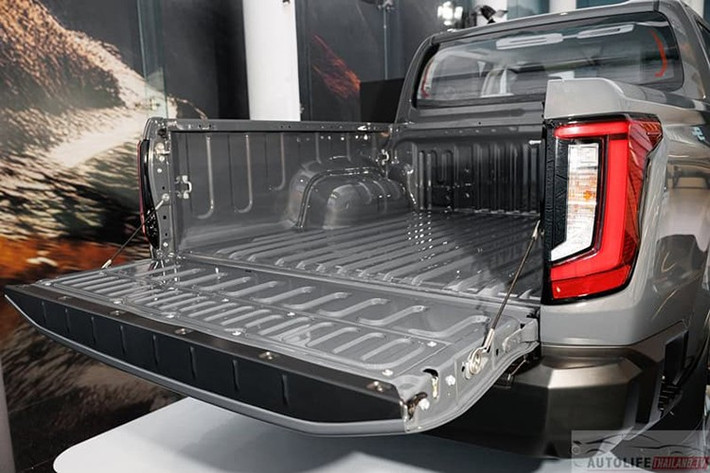 Xe còn có ga tự động thích ứng toàn dải, kiểm soát hành trình khi vào cua, camera 360 độ, 7 túi khí, hệ thống hỗ trợ xuống dốc, cảnh báo áp suất lốp và các cảm biến hỗ trợ đỗ xe trước sau. Mức giá xe Toyota Hilux TRAVO-e 2026 tại Thái Lan từ 1.491.000 Baht (tương đương 1,2 tỷ đồng).