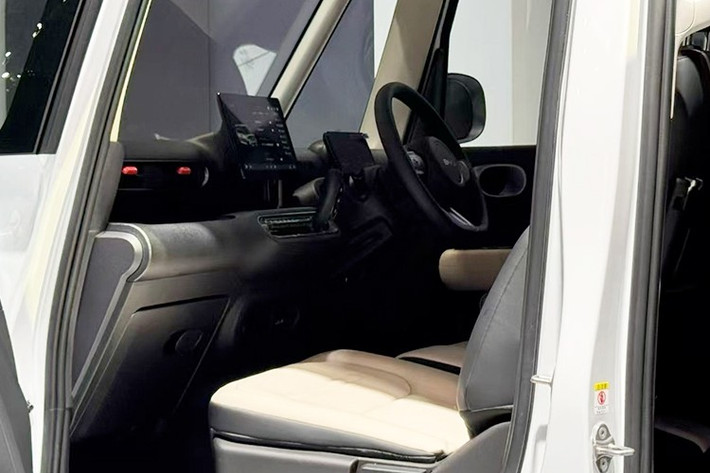 Hai cửa trước của xe mở theo kiểu truyền thống, hướng về phía trước, nhưng đối với hành khách phía sau, hai cửa trượt được bố trí. Hãy tưởng tượng nó như một chiếc minivan. Tất cả nằm trên mâm xe 13 inch. Điều chúng ta không biết chính xác là xe FWD tạo ra bao nhiêu công suất, nhưng có nguồn tin cho biết xe này đáp ứng được quy định 64 PS của Nhật Bản.