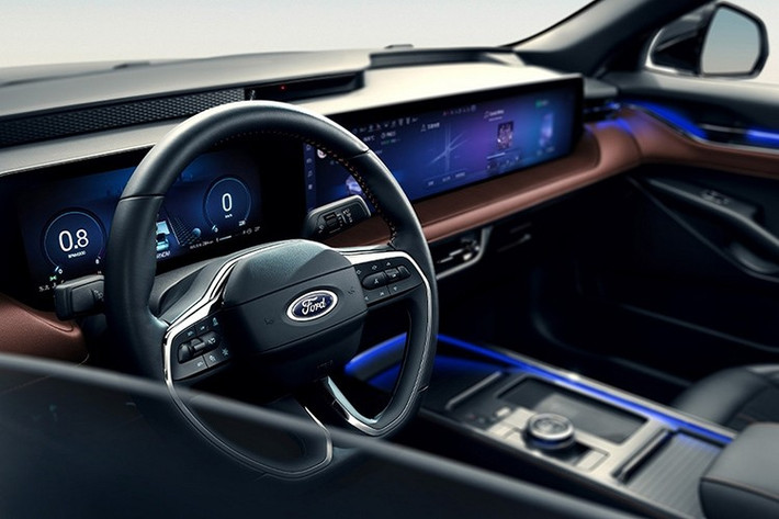 Kích thước của xe vẫn được giữ nguyên với chiều dài 4.935 mm và chiều dài cơ sở 2.945 mm, tương đương với Toyota Camry tại Việt Nam. Điều này giúp duy trì không gian nội thất rộng rãi và sự ổn định vốn có. Ngay từ cái nhìn đầu tiên, nội thất giữ nguyên, với cụm đồng hồ kỹ thuật số 12.3 inch và màn hình thông tin giải trí 27 inch cực lớn vẫn xuất hiện trên bảng điều khiển.