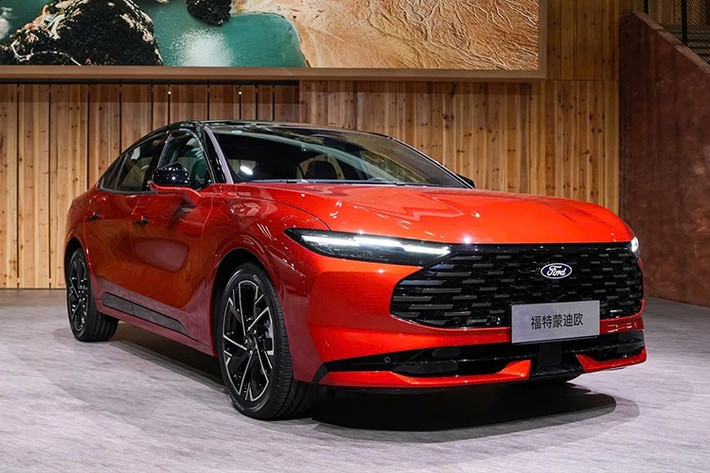 Tại triển lãm Ô tô Quảng Châu 2025 diễn ra tại Trung Quốc, hãng Ford đã chính thức vén màn phiên bản nâng cấp giữa vòng đời của dòng xe Mondeo 2026. Ở phiên bản mới, xe sở hữu thiết kế sắc nét hơn, phần mềm mới và động cơ mạnh hơn đôi chút. Những nâng cấp này cũng sẽ xuất hiện trên mẫu Ford Taurus dành cho thị trường Trung Đông.