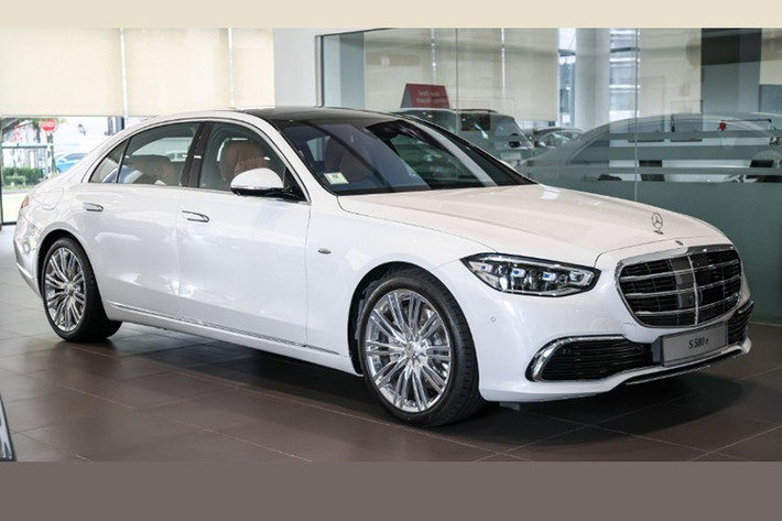 Về trang bị an toàn, S580e mới tiếp tục được trang bị 14 túi khí cùng hệ thống camera 360 độ và tính năng camera ghi hình tích hợp. Xe còn có gói Driving Assistance bao gồm các tính năng như: phanh tự động khẩn cấp nâng cao, kiểm soát hành trình thích ứng với chức năng dừng - chạy, hỗ trợ giữ làn và các tính năng thuộc hệ thống Pre-Safe và Pre-Safe Impulse Side.