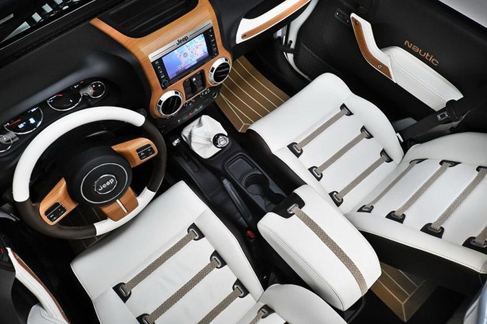 Các tính năng nổi bật khác của Wrangler Whitecap 2026 gồm phần mái cứng sơn màu trắng - Bright White, lưới tản nhiệt 7 khe mang tính biểu tượng cũng sơn màu Bright White, kết hợp vè bánh xe theo màu thân xe (tiêu chuẩn trên Sahara và là gói tùy chọn trên Rubicon).