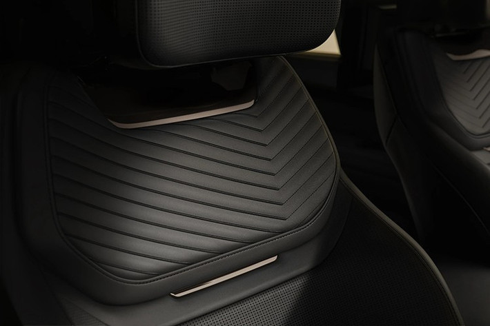 Range Rover SV Black chỉ có duy nhất tùy chọn động cơ V8 Twin Turbo dung tích 4.4L, sản sinh công suất tối đa 615 mã lực và mô-men xoắn cực đại 750 Nm. Kết hợp hộp số tự động 8 cấp và hệ dẫn động 4 bánh toàn thời gian. Khả năng tăng tốc từ 0-100 km/h trong 4,7 giây, tốc độ tối đa 261 km/h.