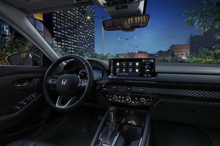 Về kích thước, Accord 2026 thế hệ mới dài 4.962 mm, dài hơn phiên bản trước 68 mm, trong khi chiều rộng, chiều cao và trục cơ sở gần như giữ nguyên. Dung tích bình nhiên liệu đạt 48,5 lít, phù hợp với nhu cầu di chuyển đường dài.