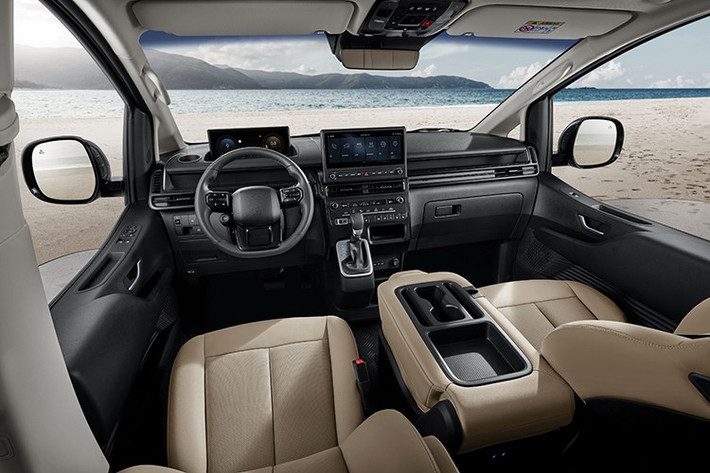 Nội thất của mẫu MPV này cũng không thay đổi bố cục tổng thể, nhưng nhiều chi tiết quan trọng đã được nâng cấp. Cả bảng đồng hồ kỹ thuật số và màn hình thông tin giải trí đều tăng kích thước từ 10,25 inch lên 12,3 inch, chạy phần mềm mới nhất của Hyundai đồng thời hỗ trợ cập nhật qua mạng (OTA).