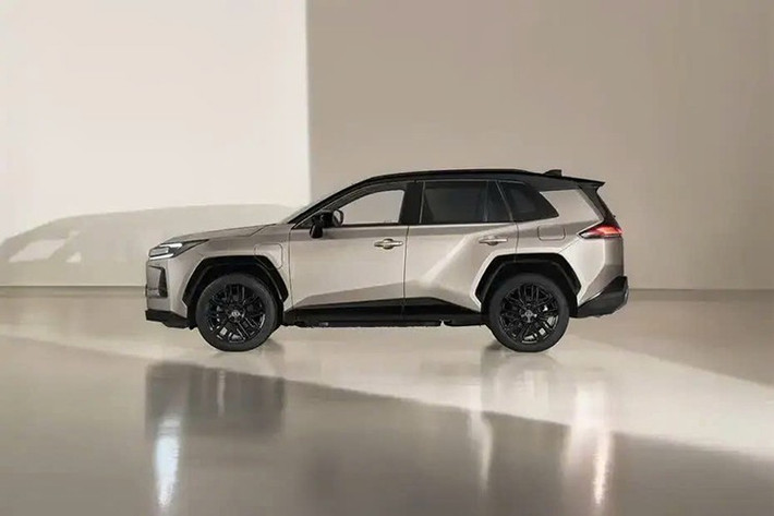 Hệ thống này được hỗ trợ bởi mô-tơ điện công suất 136 PS ở cầu trước và mô-tơ 54 PS ở cầu sau, tạo thành hệ dẫn động bốn bánh điện tử E-Four. Tổng công suất toàn hệ thống đạt 241 PS, mang lại sự cân bằng giữa hiệu suất và khả năng tiết kiệm nhiên liệu.