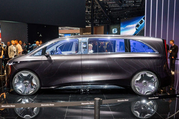 So với concept Vision V mang đậm tính trình diễn và ngôn ngữ thiết kế tương lai, Mercedes-Benz VLE 2027 bản thương mại đã được tinh chỉnh đáng kể để phù hợp hơn với nhu cầu sử dụng thực tế.