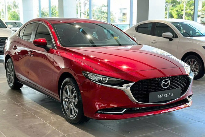 Sedan cỡ C: Mazda 3 ﻿Dù phân khúc sedan hạng C đang bị thu hẹp, Mazda 3 vẫn duy trì phong độ ổn định với 2.546 xe bán ra, bỏ xa Kia K3 ở vị trí thứ hai với 1.489 xe. Các mẫu xe khác như Honda Civic, Hyundai Elantra hay Toyota Corolla Altis đều ghi nhận doanh số thấp hơn hẳn do tập trung vào nhóm khách hàng ngách. Sự hài hòa giữa thiết kế và giá thành giúp Mazda 3 trở thành mẫu sedan hạng C triển vọng nhất cho ngôi vương năm 2025.