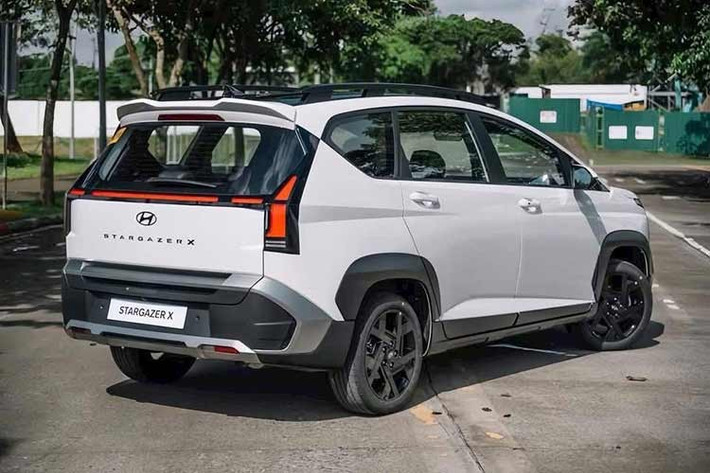 Điểm thay đổi mang tính cốt lõi của Hyundai Stargazer thế hệ mới đó chính là ngôn ngữ thiết kế khác. Thay vì duy trì phong cách bo tròn, có phần "mềm mại" thuần dáng MPV như phiên bản hiện tại, mẫu xe mới sở hữu những đường nét vuông vức, hiện đại và cứng cáp hơn hẳn.