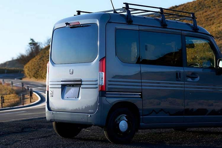 Thiết kế đặc trưng của Honda N-Van 2026 thế hệ mới sẽ vẫn được giữ nguyên như phiên bản hiện tại đang bán ra thị trường, với cấu trúc không có cột trụ giữa bên phía hành khách và hệ thống ghế gập linh hoạt, tối ưu không gian chứa đồ.