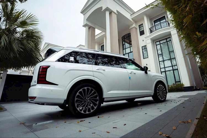 Những chi tiết như hốc bánh, baga nóc, vành la-zăng, cánh gió mui và cản sau cũng đã được làm mới. Trong khi đó, các cột bên sườn có thiết kế thẳng đứng hơn trước. Ngay cả kích thước của Hyundai Palisade 2026 cũng đã thay đổi nhẹ. Theo đó, xe sở hữu kích thước dài x rộng x cao lần lượt 5.060 x 1.980 x 1.805 mm và chiều dài cơ sở 2.970 mm. So với phiên bản cũ, xe dài hơn 65 mm trong khi chiều dài cơ sở tăng 70 mm.