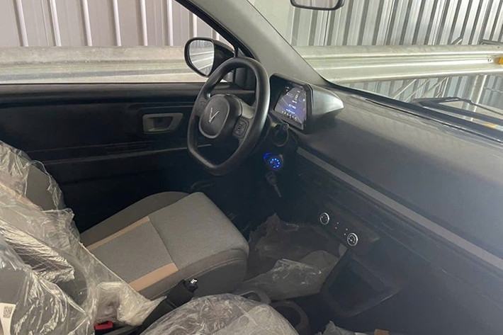 Nội thất của xe tuy chưa lộ diện rõ ràng, nhưng theo thông tin từ hãng thì Minio Green được bố trí 2 hàng ghế với 4 chỗ ngồi và hướng tới nhóm người muốn tiện ích che mưa nắng của ôtô trong khi vẫn nhỏ gọn, tiện dụng...