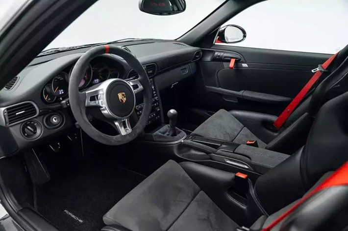 Trên thực tế, đây là 1 trong số 39 chiếc xe có lớp sơn phủ Paint-to-Sample, 1 chương trình cá nhân hóa với màu sơn từ vài trăm triệu đồng đến tỷ đồng. Mặc dù màu GT Silver của xe có thể không phải là màu đặc biệt nổi bật trong bảng màu đắt đỏ của hãng, nhưng trông nó thực sự tuyệt vời.