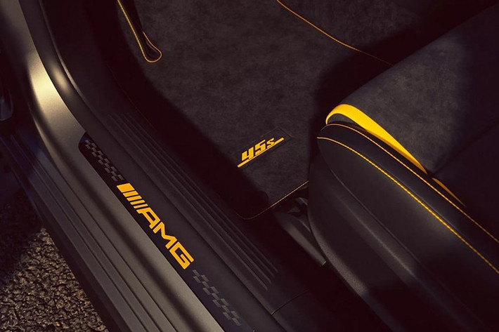 Sức mạnh đến từ động cơ bốn xi-lanh 2.0 lít tăng áp sản sinh công suất 416 mã lực và mô-men xoắn 500Nm. Nó được kết nối với hộp số ly hợp kép tám cấp và hệ dẫn động bốn bánh toàn thời gian AMG Performance 4MATIC+ cho phép xe tăng tốc từ 0-100km/h trong bốn giây và đạt tốc độ tối đa giới hạn điện tử là 250km/h.