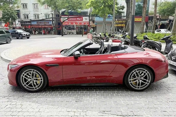 Mercedes-AMG SL43 thế hệ mới này được trang bị khối động cơ 4 xylanh, dung tích 2.0 lít, sẽ sản sinh ra công suất tối đa 375 mã lực tại tua máy 6.750 vòng/phút và mômen xoắn cực đại 480 Nm tại tua máy 3.250 - 5.000 vòng/phút. Chưa hết, Mercedes-AMG SL43 còn có thể bổ sung thêm 13 mã lực tạm thời thông qua hệ thống hybrid nhỏ.