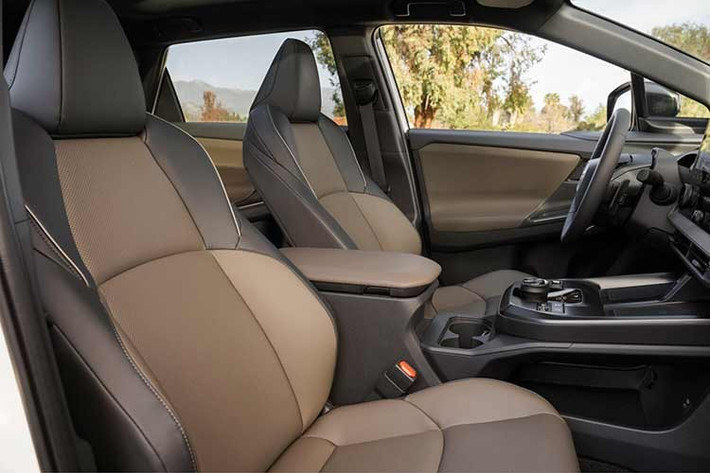 Ghế ngồi được bọc chất liệu SofTex với tông màu nâu Stone Brown và đen, hàng ghế trước có sưởi và ghế tài xế điều chỉnh điện. Với gói Premium, xe được nâng cấp hệ thống âm thanh JBL Premium, cửa sổ trời Panorama, hàng ghế trước thông gió, sạc không dây chuẩn Qi dành cho 2 điện thoại...