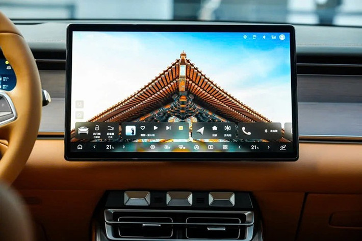 Phiên bản PHEV sử dụng động cơ 1.5T thế hệ mới (hiệu suất nhiệt 45,3%), kết hợp hai motor điện trước – sau, mỗi motor 200 kW, cho phạm vi hoạt động thuần điện 200km, tăng tốc từ 0-100km/h chỉ 3,9 giây.