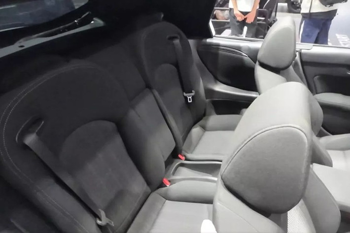 Những hình ảnh cho thấy chiếc Integra mui trần được trang bị hộp số sàn 6 cấp. Điều này gợi ý xe dùng động cơ 1.5L turbo VTEC khoảng 180 mã lực, giống các phiên bản tiêu chuẩn. Bản hybrid không có số sàn, nên gần như chắc chắn đây là động cơ xăng thuần.