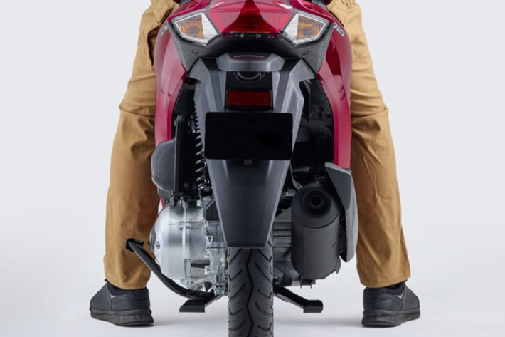 Honda đã thiết kế lại kết cấu yên để giảm chiều cao mà không cần làm mỏng lớp đệm, giúp xe giữ nguyên sự êm ái khi ngồi nhưng trở nên thân thiện hơn với người dùng có vóc dáng nhỏ, đặc biệt là phụ nữ hoặc người mới tập lái.