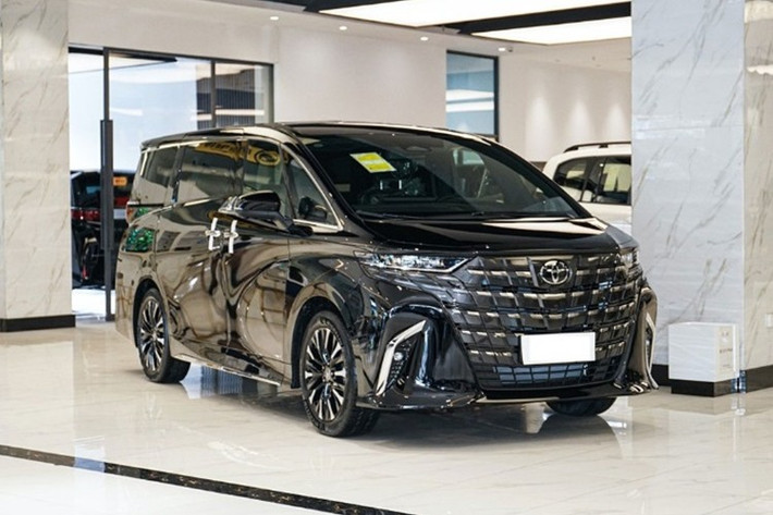 Cùng chia sẻ vị trí thứ ba là Toyota Alphard với 14 xe rời đại lý, giảm 33.3% theo tháng. Điều này cho thấy ngay cả những mẫu xe thuộc phân khúc cao cấp cũng không tránh khỏi làn sóng sụt giảm chung của thị trường.