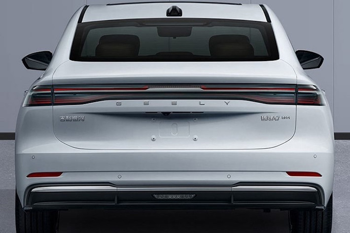 Geely đang quảng cáo mức tiêu thụ nhiên liệu trong phạm vi 2,0 lít/100km ngay cả khi pin yếu và phạm vi tổng thể đáng kinh ngạc là hơn 2.100km. Chưa có thông tin chi tiết kỹ thuật nào được công bố, nhưng chiếc xe này sẽ được trang bị hệ động lực hybrid PHEV EM-i thiên về hiệu quả của công ty, cùng loại với hệ thống được tìm thấy trong Galaxy Starship 7.