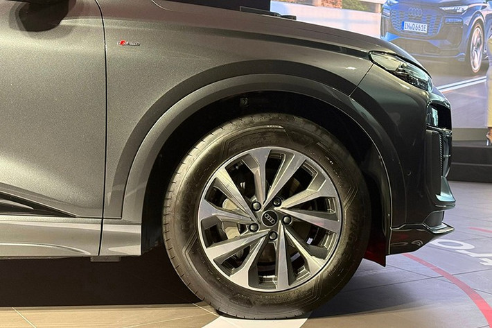 Tỷ lệ gần như hoàn hảo với phần nhô thân xe ngắn và chiều dài cơ sở lớn củng cố triết lý thiết kế của Audi. Phần đuôi xe thuôn gọn năng động, đem tới sự hòa quyện giữa vẻ thanh lịch đậm chất thể thao và phong thái mạnh mẽ. Cấu trúc đuôi xe rộng rãi, đường nét tinh gọn cùng với dải đèn hậu liền mạch, tôn lên dáng vẻ sắc nét, chỉn chu và tự tin đặc trưng của Audi.