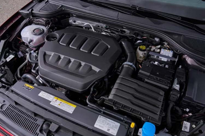 Thứ hai là động cơ 2.0L tăng áp có công suất 245 mã lực, mô-men xoắn 370 Nm, kết hợp dẫn động cầu trước. Thứ ba vẫn là động cơ 2.0L tăng áp nhưng cho công suất 351 mã lực, mô-men xoắn 420 Nm, kết hợp dẫn động 4 bánh 4Motion. Đây sẽ là bản cạnh tranh Civic Type R.