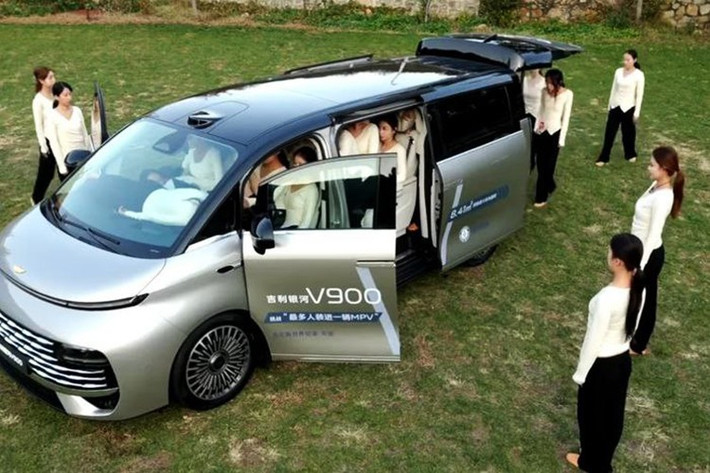 Đáng kinh ngạc là chiếc MPV cỡ lớn của Trung Quốc có thể chứa được 42 nữ vũ công. Nhờ đó, Geely đã được công nhận kỷ lục thế giới về số lượng hành khách nhiều nhất từng ngồi vào trong một chiếc xe MPV.