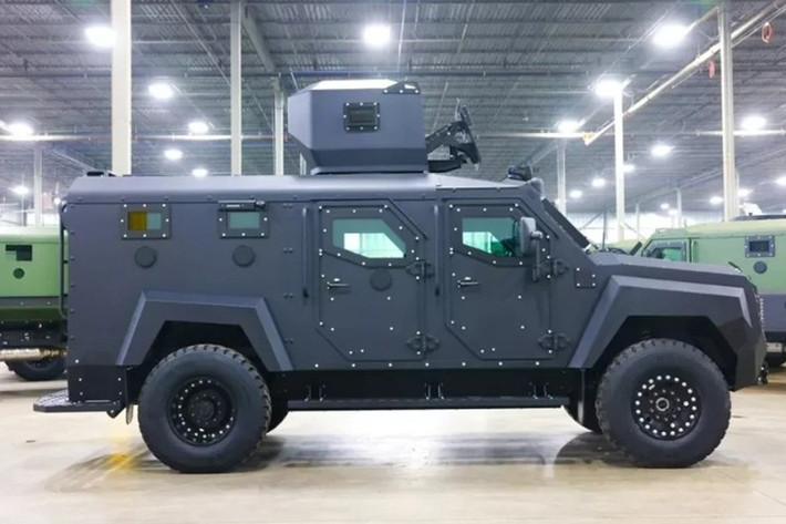 Roshel Senator được phát triển dựa trên nền tảng của mẫu siêu bán tải Ford F-550, đáp ứng các tiêu chí của đạo luật “Buy American”, dù nhà sản xuất Roshel đặt trụ sở tại Ontario (Canada). Xe có thể đảm nhiệm vai trò xe bọc thép chở quân (APC) hoặc xe chiến đấu bộ binh (IMV).