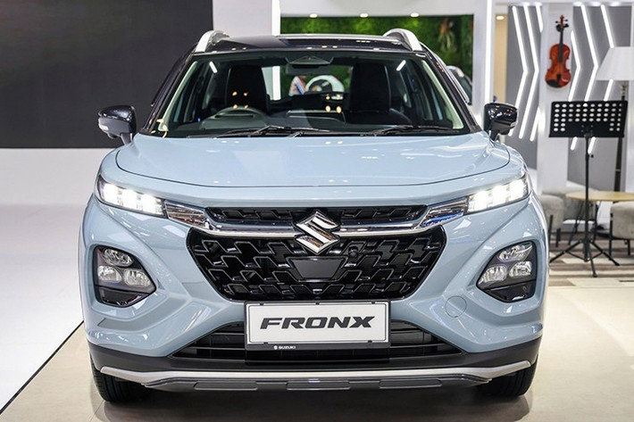 Tại thị trường Indonesia, Suzuki Fronx được bán ra với 3 phiên bản bao gồm; GL, GX và SGX. Trang bị tiêu chuẩn trên xe có phanh đĩa bánh trước và tang trống bánh sau. La-zăng 16 inch, treo trước kiểu MacPherson và phía sau là dầm xoắn.