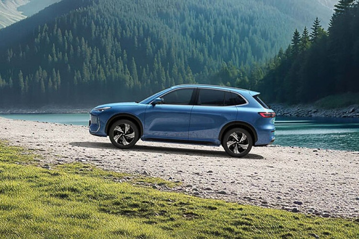 Trong khi đó, cụm pin 60,22 kWh cũ giờ đã trở thành tùy chọn cơ bản của Geely EX5 2026. Cụm pin này vẫn giữ nguyên phạm vi di chuyển 530 km theo tiêu chuẩn CLTC hoặc 410 km theo tiêu chuẩn WLTP.