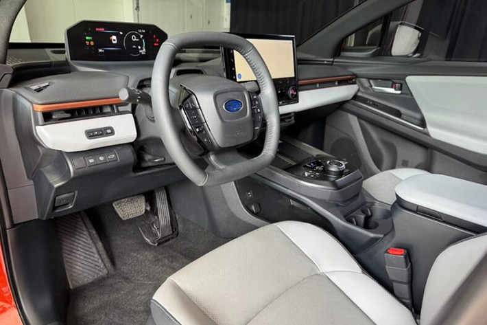 Cách tiếp cận “giống mà khác” cũng được áp dụng cho nội thất khi phần lớn bố cục bên trong Subaru Uncharted đều giống với Toyota C-HR+. Tuy nhiên, vô lăng lại được lấy từ hai mẫu xe điện khác của Subaru là Solterra và Trailseeker.