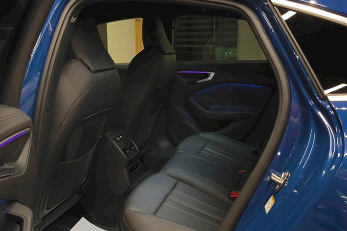 Về khả năng vận hành, xe sử dụng động cơ xăng tăng áp 2.0L, 4 xi-lanh thẳng hàng, công suất 146 kW (khoảng 195 mã lực), mô-men xoắn 340 Nm trong dải vòng tua từ 2.000 đến 4.000 vòng/phút.