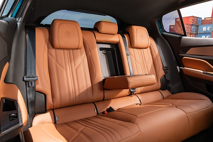 Hai bản Allure và Premium vẫn có cặp màn hình 10 inch, nhưng màn hình sau vô lăng không có tính năng hiển thị 3D và không có màn hình 5 inch. Hệ thống âm thanh chỉ là loại 6 loa tiêu chuẩn.