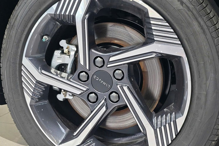 Ngoại thất nổi bật với hệ thống đèn pha Full LED tự động bật/tắt, cụm đèn hậu dạng "Energy cubes" hiện đại, mâm xe 18 inch, họa tiết "Ray-code" và cặp ống xả mạ chrome đối xứng. Tổng thể thiết kế mang đậm phong cách thể thao và năng động, phù hợp môi trường đô thị hiện đại.