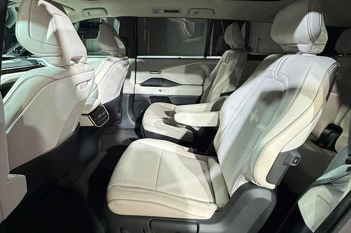 Toyota tự tin tuyên bố hàng ghế thứ ba đủ thoải mái cho người lớn, với các tiện ích như cổng sạc USB-C, cửa gió điều hòa và lưng ghế ngả nhẹ. Dung tích khoang hành lý đạt 1.292 lít khi gập hàng ghế thứ ba, và 450 lít khi dựng lên – vẫn nhỉnh hơn nhiều SUV cùng phân khúc, dù không rộng bằng Grand Highlander.