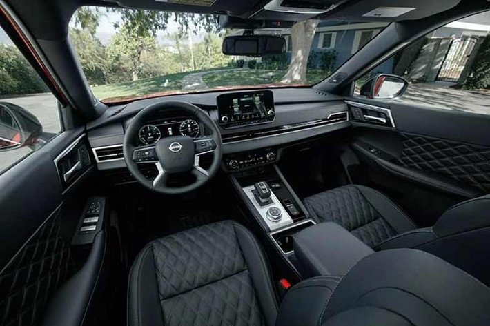 Nội thất 7 chỗ mang phong cách hiện đại với vô-lăng bọc da, ghế ngồi bọc da tổng hợp và ghế lái chỉnh điện 8 hướng có sưởi. Trung tâm bảng táp-lô là màn hình kỹ thuật số 12,3 inch cùng hệ thống giải trí 9 inch hỗ trợ Android Auto có dây và Apple CarPlay không dây. Xe cũng được trang bị điều hòa tự động hai vùng và sạc không dây cho smartphone.